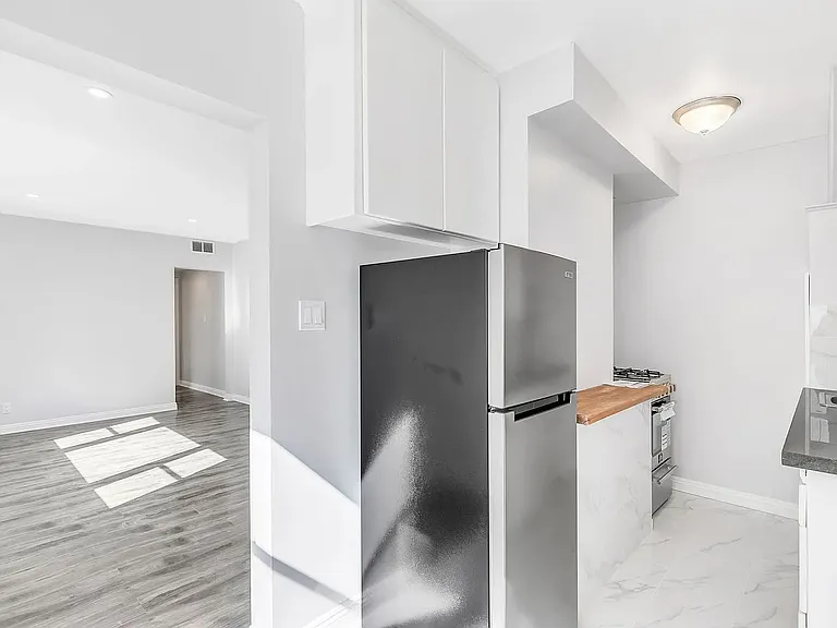 Oakhurst Apartments — Photo 6