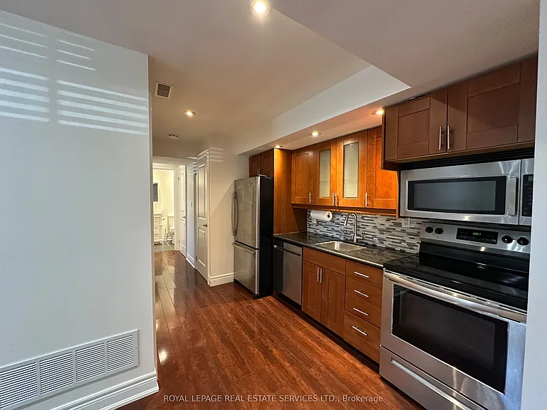 87 Lawrence Ave W — Photo 5