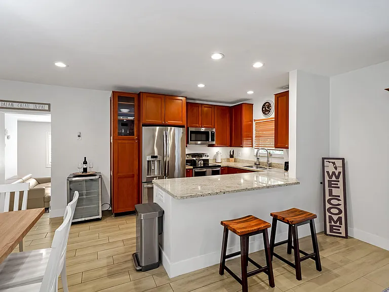 401 NW 21st Ct — Photo 5