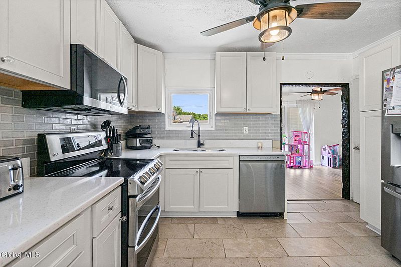 3rd image of 3037 Cox Avenue