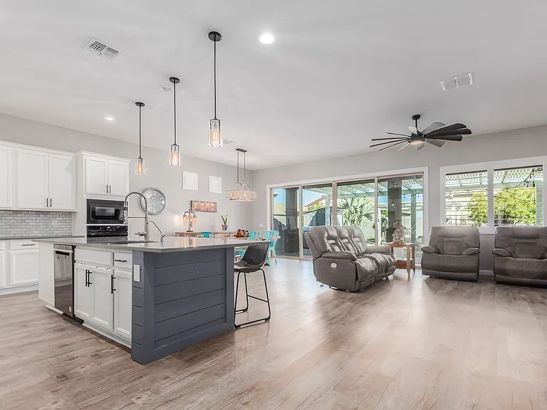 1140 W Whistling Thorn Ave — Photo 4