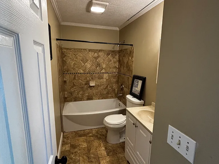 204 Windsor Ln — Photo 7