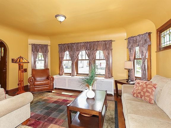 4th image of 908 Woodlawn Ave