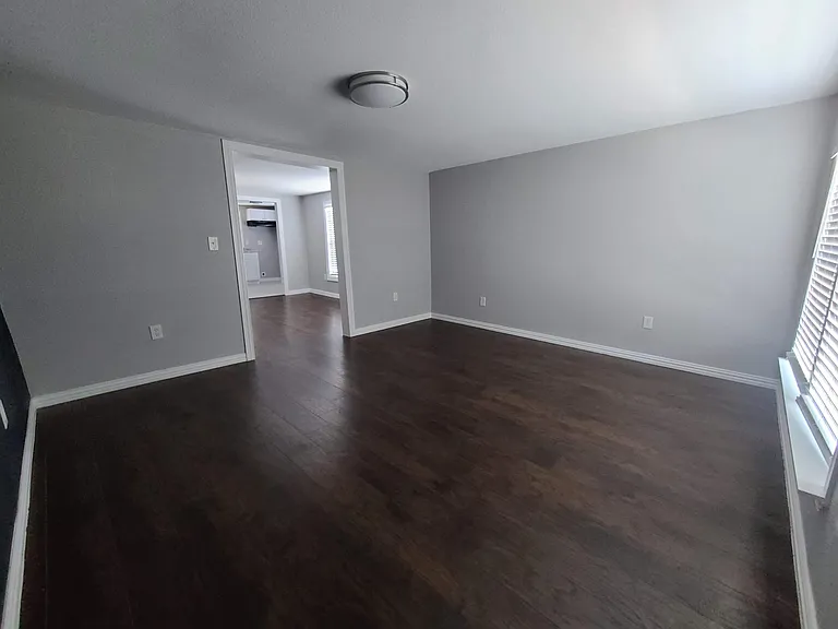 409 W Pembroke Ave — Photo 4
