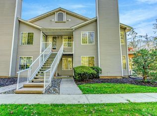 2 Ray Ct, Bedminster, NJ 07921