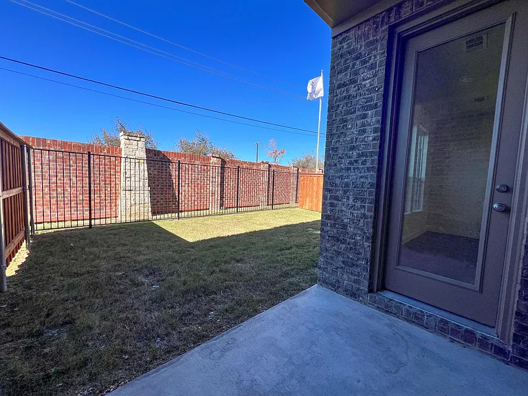 1715 Lisa Ct — Photo 9