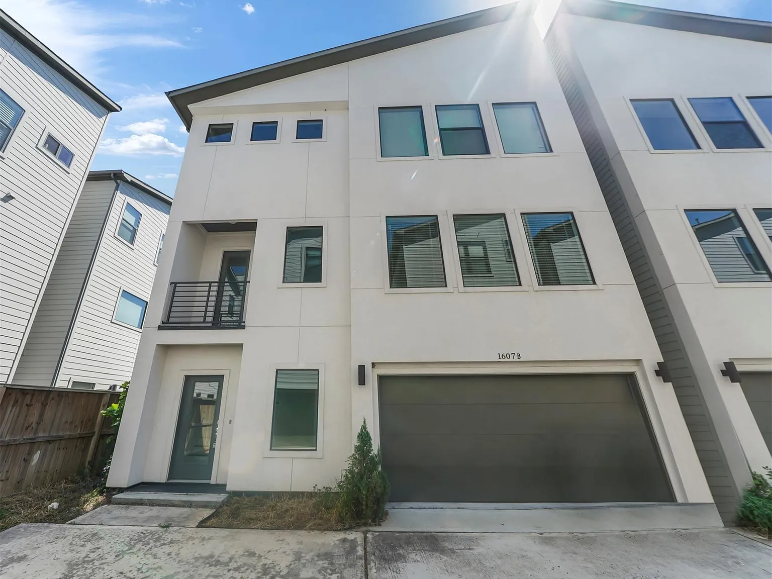 3 bed, 3.5 bath, 2076 sqft, $2,595 — Photo 2