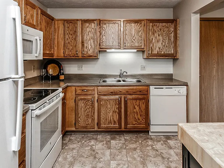 Southwest Gables Apartments — Photo 35