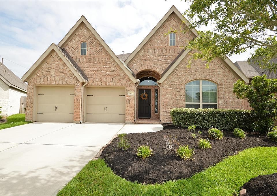 Welcome home to Like-New Perry Home!