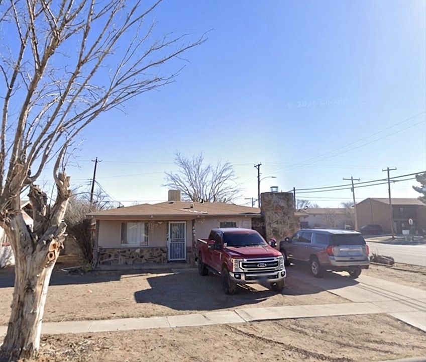 1st image of 802 Alamosa St