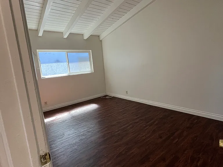 15045 Burbank Blvd #4 — Photo 9