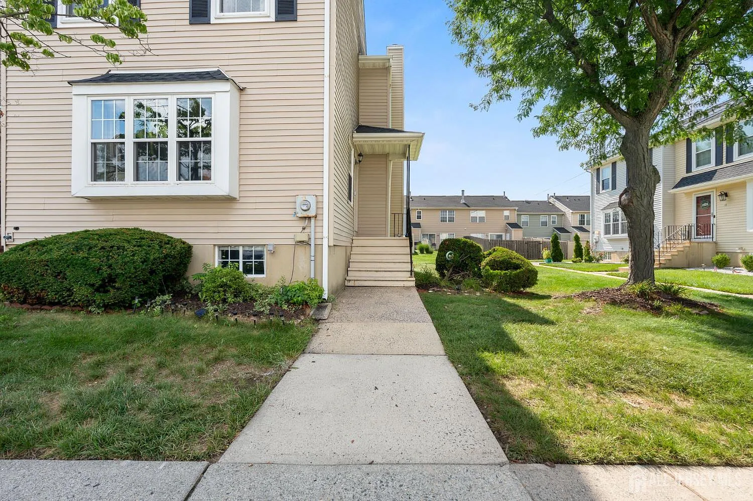 3 bed, 2.5 bath, 1406 sqft, $3,150 — Photo 2