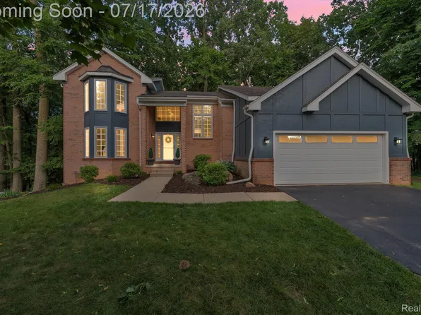 6081 Beachwood Dr, West Bloomfield, MI 48324