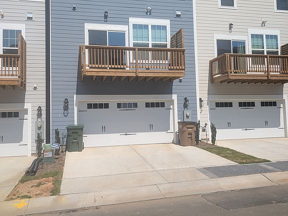 Back (Garage /Dining room/Master bedroom)