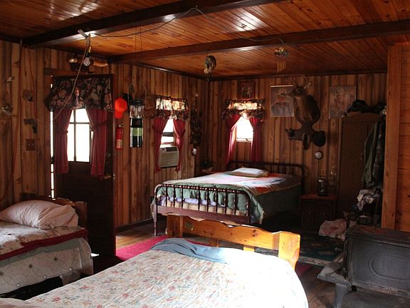 Bedroom can accomdoate several hunters