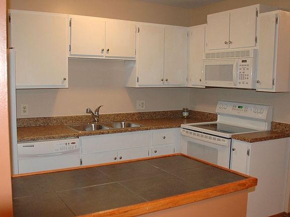Kitchen w/tiled island