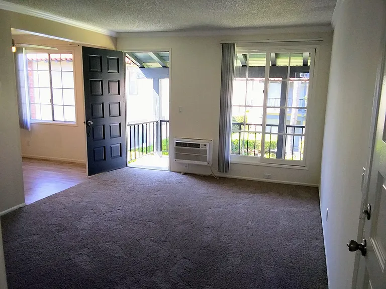 Tustin Villas — Photo 25