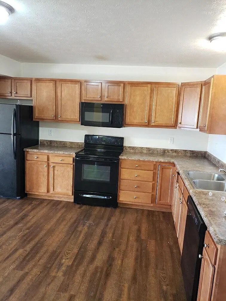 2 bed, 1.5 bath, 1100 sqft, $1,250 — Photo 2