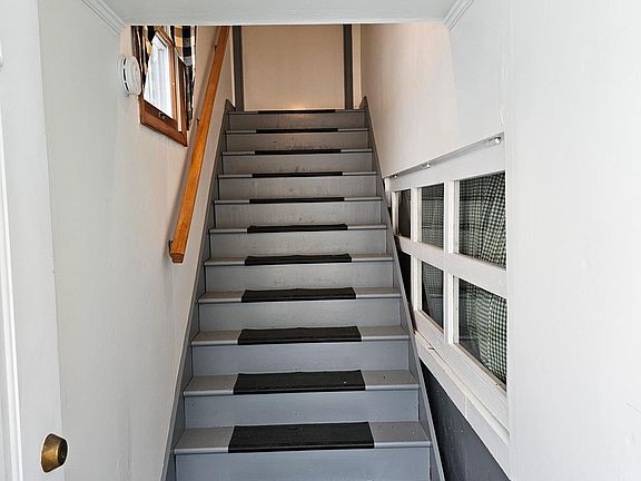 Undercover entrance to the apartment