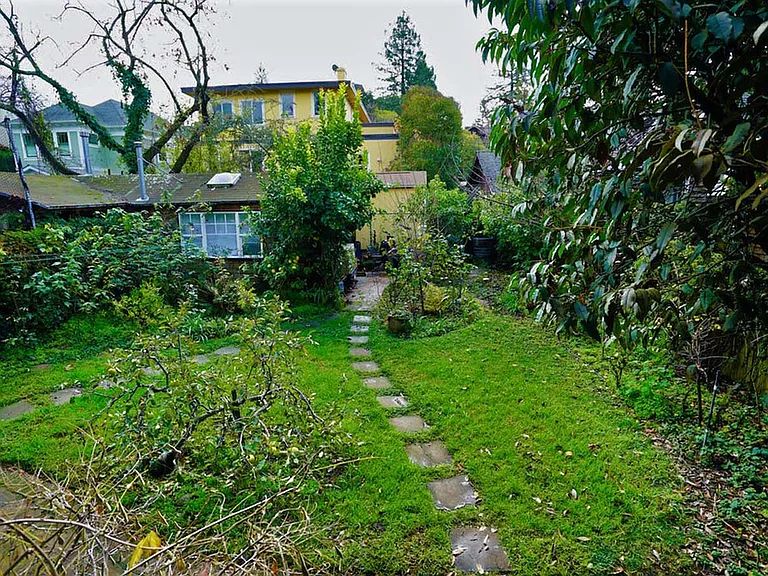 2836 Derby St — Photo 41