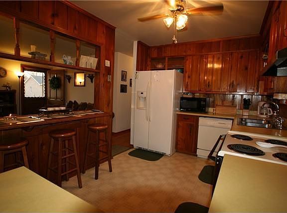 3rd image of 121 Barton Dr