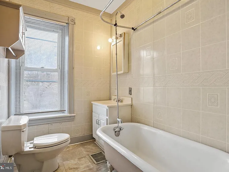 210 N Locust St — Photo 13