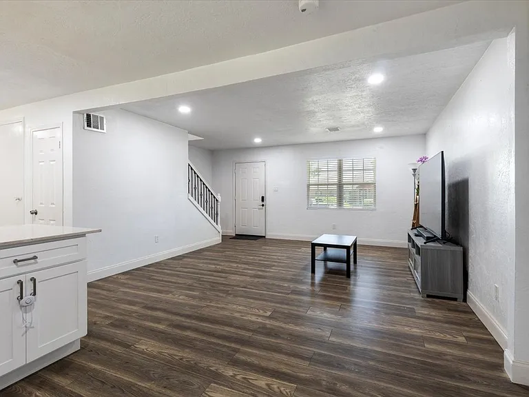 122 NE Angus St — Photo 6