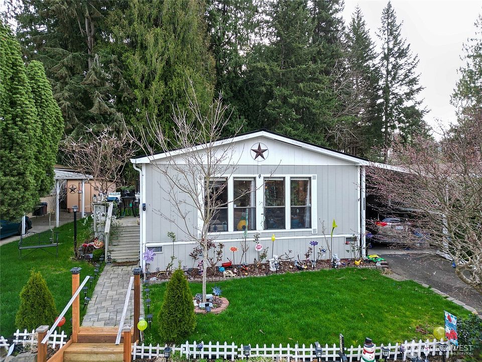 Welcome to this manufactured home in a 55+ community>