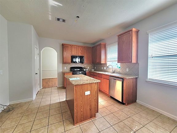 5th image of 8811 Henrico Ln