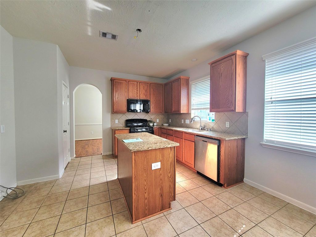 8811 Henrico Ln, Rosenberg, TX - View 5