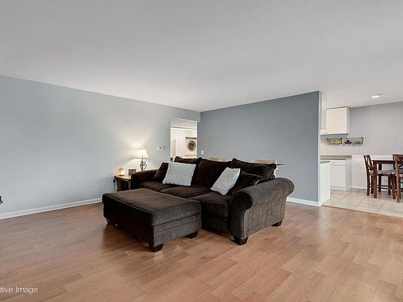 5th image of 5503 Lakeside Dr APT 2D