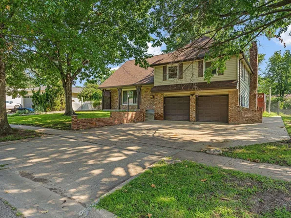 1950 SW Navajo Ln, Topeka, KS 66604