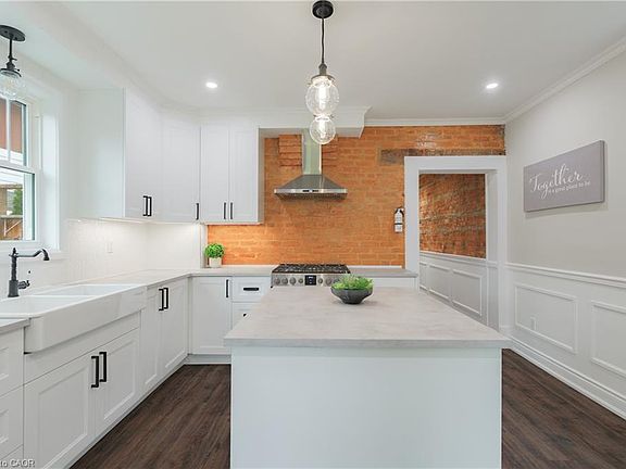 3rd image of 46 Murray St E