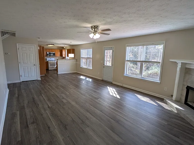 375 Searchlight Dr — Photo 3