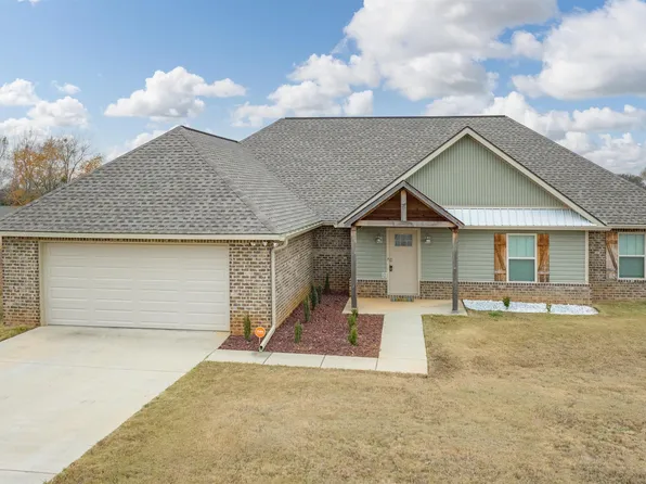 142 Rob Lee St, Moundville, AL 35474