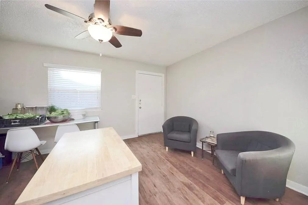 Building Photo - 2401 Manor Rd #132A