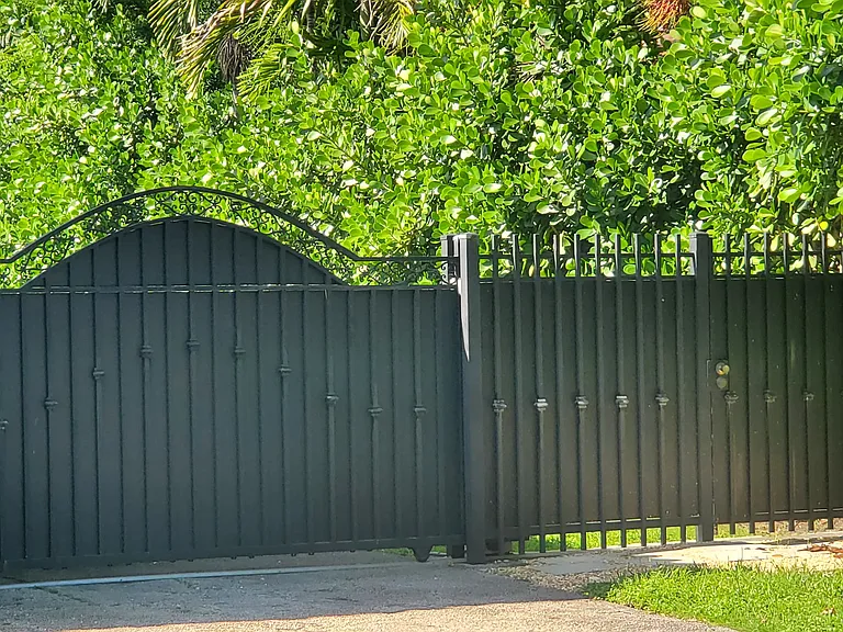 Private entrance with parking inside