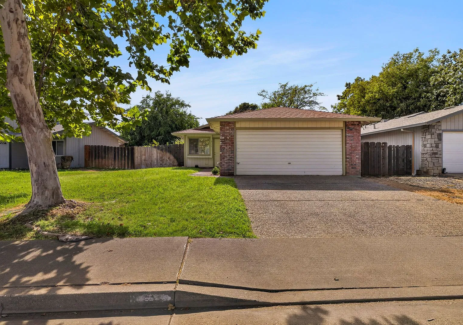 Rare find home with 2-Car Garage, Fenced Yard, with Convenient Location! — Photo 2