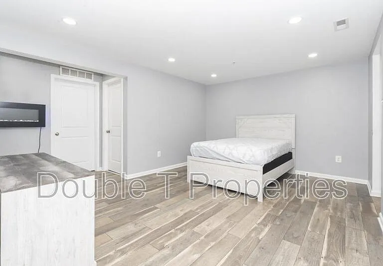1841 Graymount Way — Photo 22