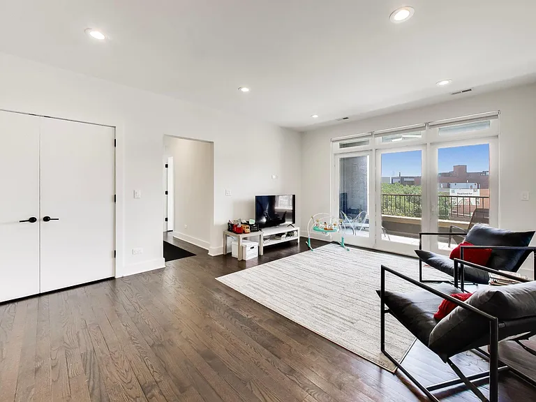3001 N Southport Ave #403 — Photo 14
