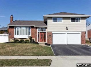 10 S Oaks Blvd, Plainview, NY 11803