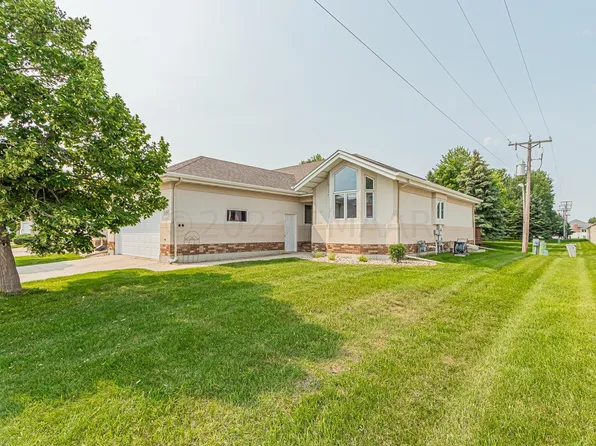 1146 Eagle Park Dr S, Fargo, ND 58104