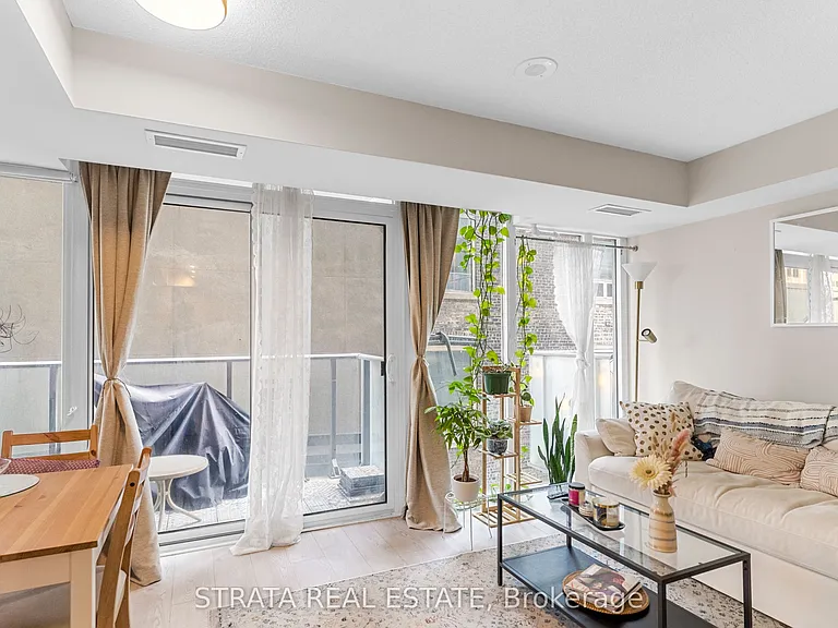 126 Simcoe St #402 — Photo 2
