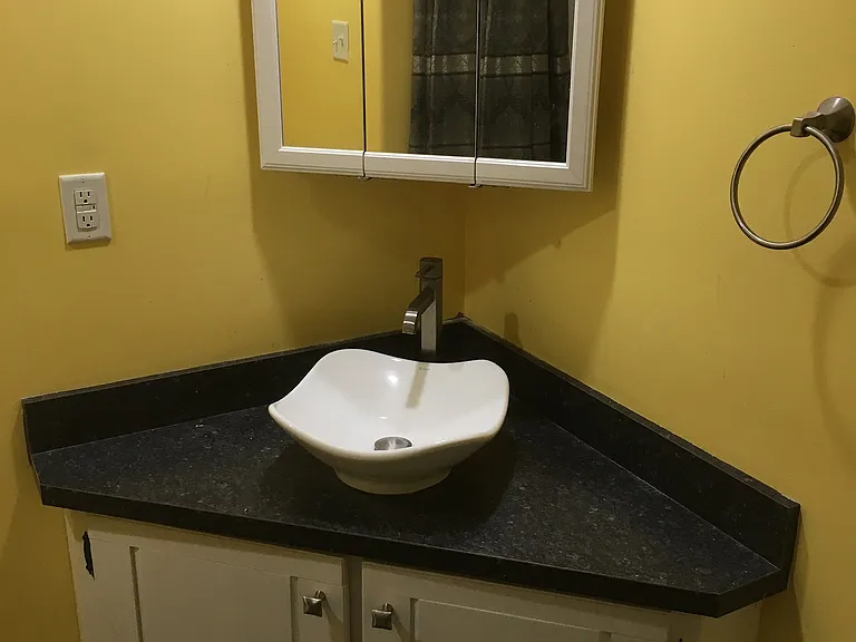 Full bath (2nd floor)