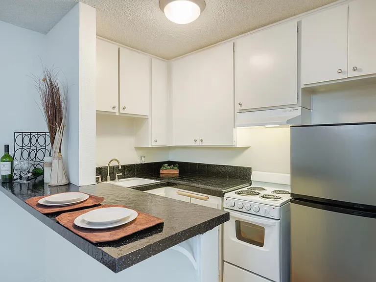 2185 Chatsworth Blvd, San Diego, CA 92107-Loma Highlands Apartment Homes Kitchen