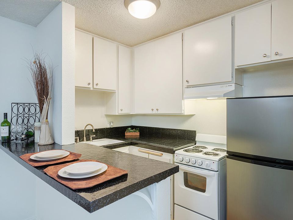 2185 Chatsworth Blvd, San Diego, CA 92107-Loma Highlands Apartment Homes Kitchen