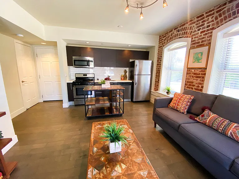 Brownstone Lofts — Photo 5