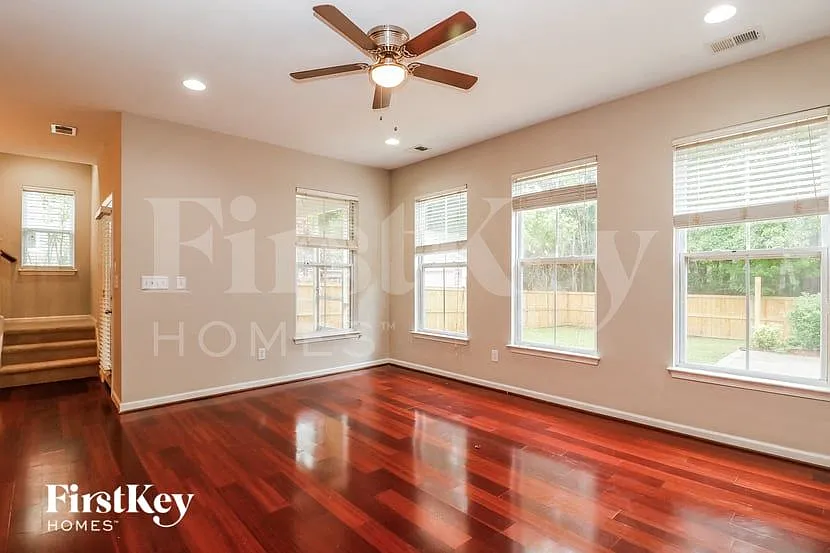 5 bed, 3.0 bath, 2442 sqft, $2,485 — Photo 2
