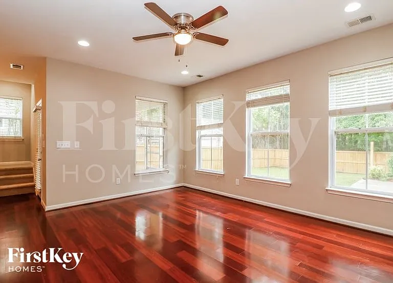 577 Delafield Dr — Photo 2