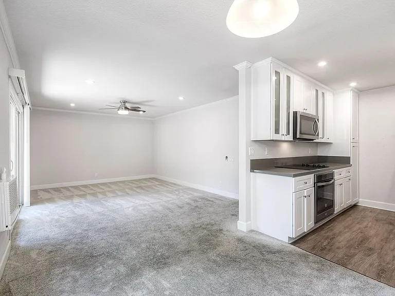 8545 Villa La Jolla Dr #H — Photo 33